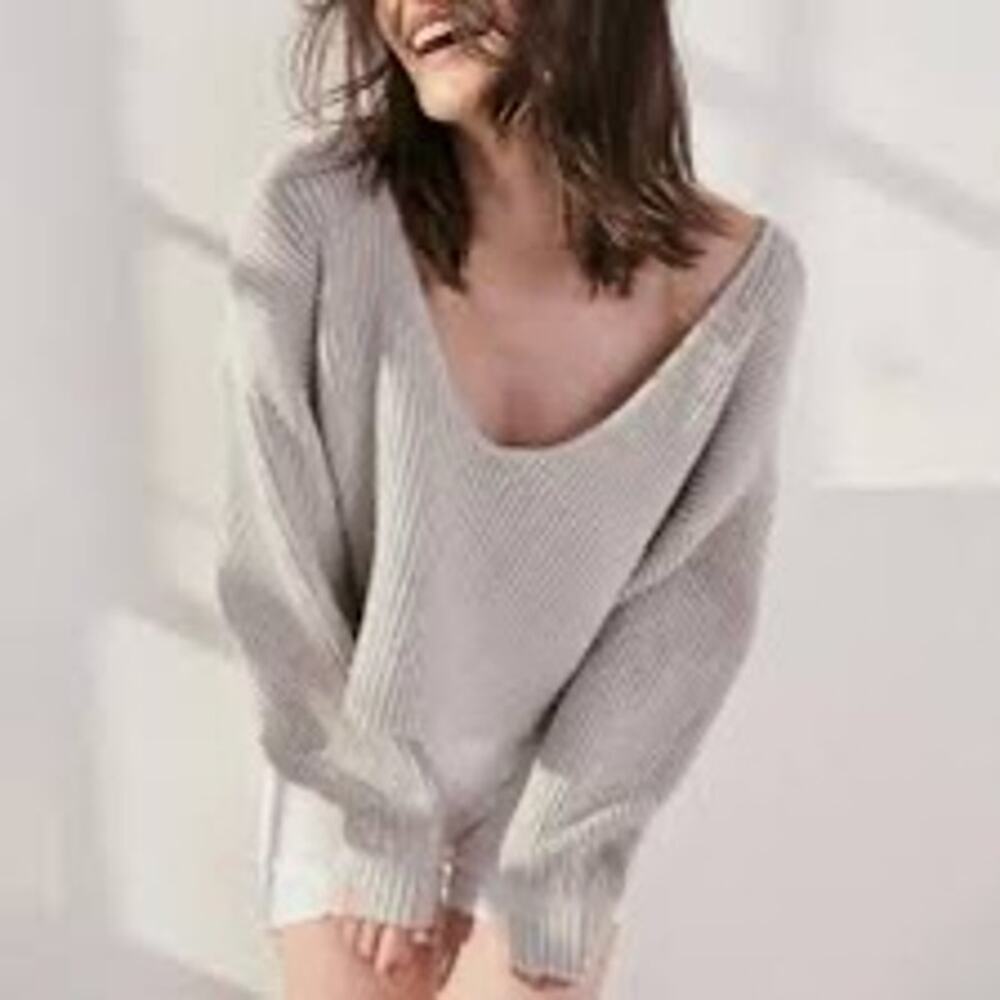 Lunya Ribbed Cotton Silk Blend V-Neck Sweater Gray
Large